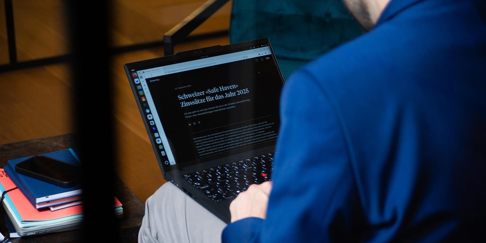 Person an Laptop beim Lesen des Blog-Artikels.